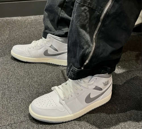 EM Sneakers Jordan 1 Mid Light Bone reviewed by