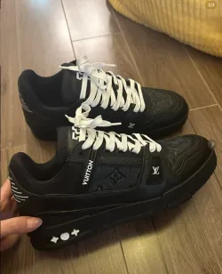 EM Sneakers Louis Vuitton Trainer All Black Embossing review G m