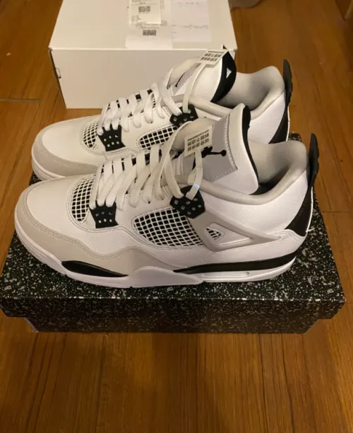 EM Sneakers Jordan 4 Retro Military Black review 