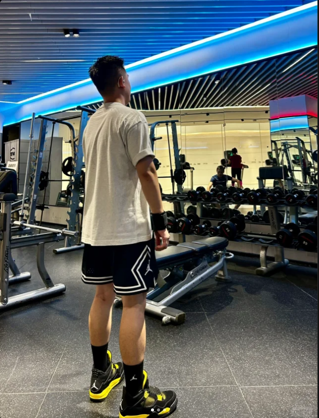 EM Sneakers Jordan 4 Retro Thunder (2023) review rasr