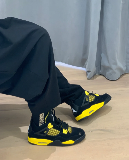 EM Sneakers Jordan 4 Retro Thunder (2023) review 