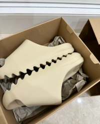 EM Sneakers Adidas Yeezy Slide Bone review 1