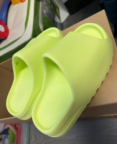 EM Sneakers Adidas Yeezy Slide Glow Green review Aiden