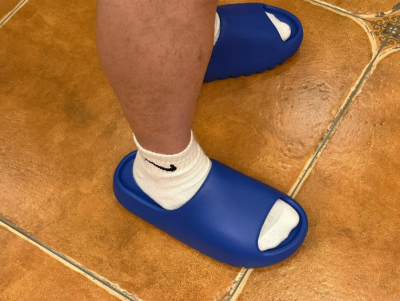 EM Sneakers Adidas Yeezy Slide Azure review Jeremiyah 01
