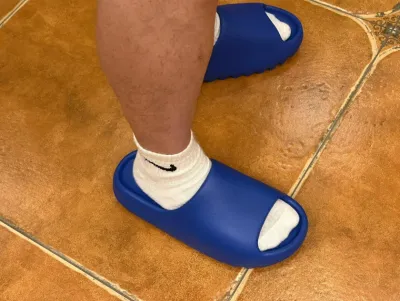 EM Sneakers Adidas Yeezy Slide Azure review Jeremiyah 01