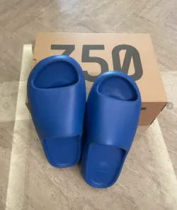 EM Sneakers adidas Yeezy Slide Azure review Gibson 01