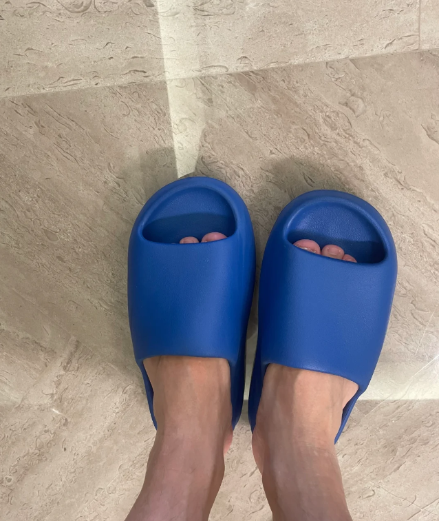 EM Sneakers Adidas Yeezy Slide Azure review 1