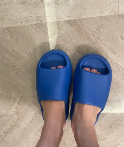 EM Sneakers Adidas Yeezy Slide Azure review Gibson 01