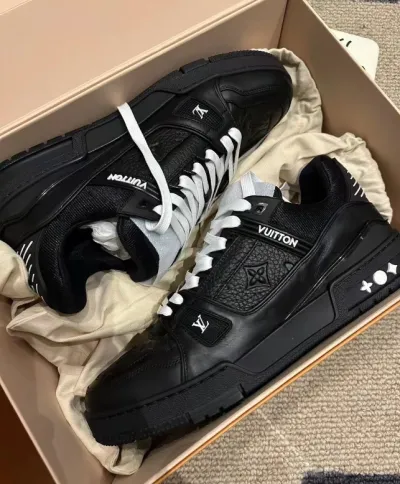 EM Sneakers Louis Vuitton Trainer All Black Embossing review Marvin 01