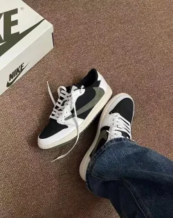 EM Sneakers Travis Scott x Air Jordan 1 Low OG Olive review Chisholm