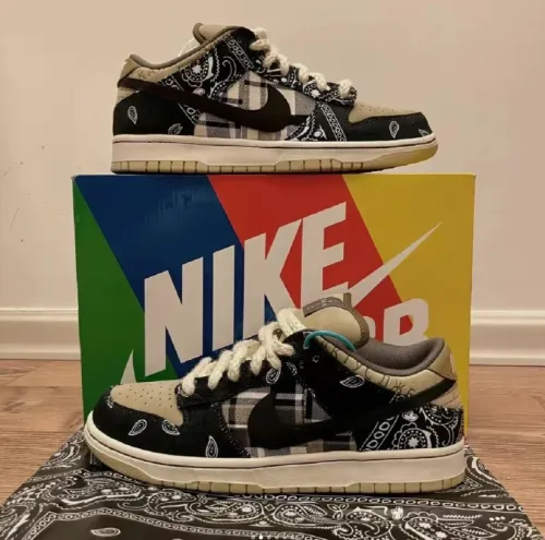 EM Sneakers Nike SB Dunk Low Travis Scott review 