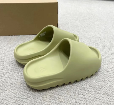 EM Sneakers Adidas Yeezy Slide Resin (2022) review Sean 01