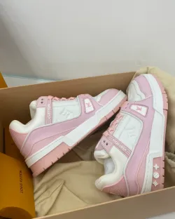EM Sneakers Louis Vuitton Trainer Rose Pink review Robinson 01