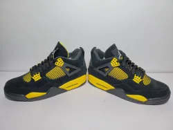 EM Sneakers Jordan 4 Retro Thunder (2023) review John 02