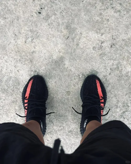 EM Sneakers adidas Yeezy Boost 350 V2 Core Black Red (2016/2022/2023) review 