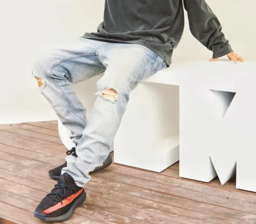 EM Sneakers adidas Yeezy Boost 350 V2 Core Black Red (2016/2022/2023) review 