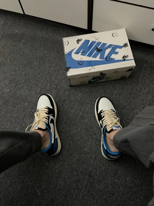 EM Sneakers Jordan 1 Low × Travis Scott x Fragment Design review 