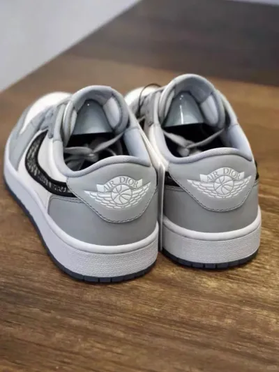EM Sneakers Jordan 1 Retro Low Dior review diert 01