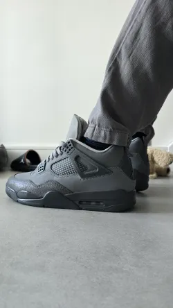 EM Sneakers Air Jordan 4 Retro × KAWS Grey review tg