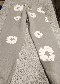 EM Sneakers Denim Tears The Cotton Wreath Sweatpants Grey review Wassemua Muel
