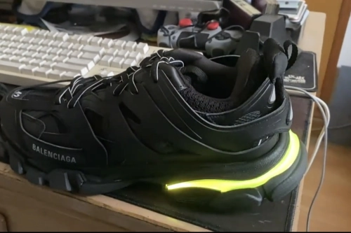 EM Sneakers Balenciaga Track LED Black reviewed by