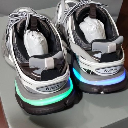 EM Sneakers Balenciaga Track LED Grey reviewed by