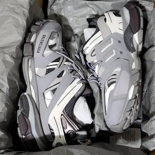 EM Sneakers Balenciaga Track LED Grey reviewed by