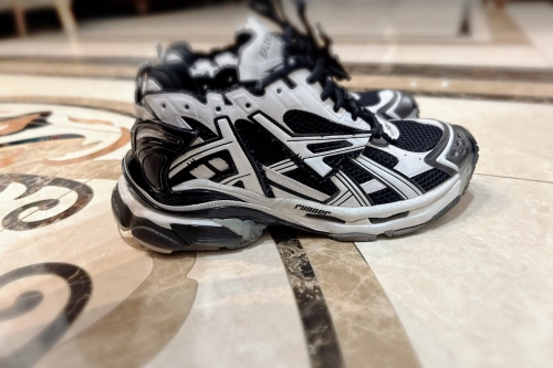 EM Sneakers Balenciaga Runner Black White reviewed by