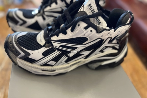 EM Sneakers Balenciaga Runner Black White reviewed by