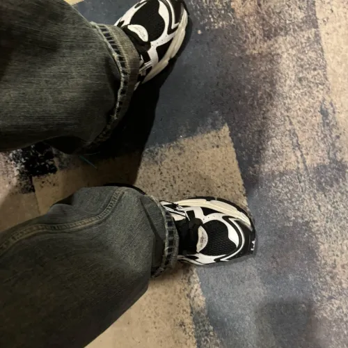 EM Sneakers Balenciaga Runner Black White review 
