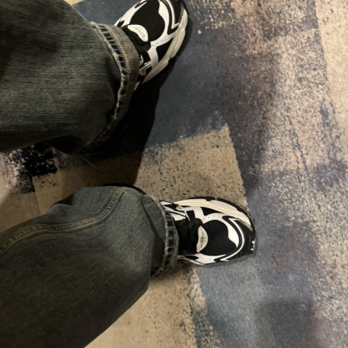 EM Sneakers Balenciaga Runner Black White reviewed by