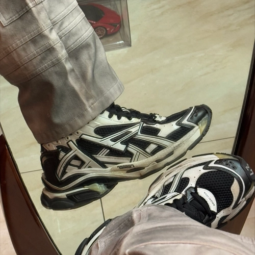 EM Sneakers Balenciaga Runner Black White reviewed by