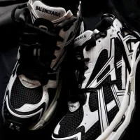 EM Sneakers Balenciaga Runner Black White review 0