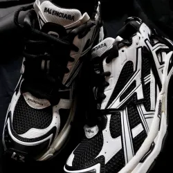 EM Sneakers Balenciaga Runner Black White review  Edwin Mendoza