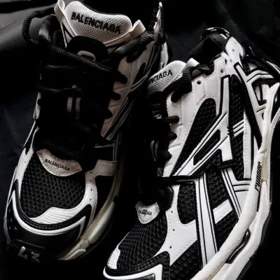EM Sneakers Balenciaga Runner Black White review Edwin Mendoza