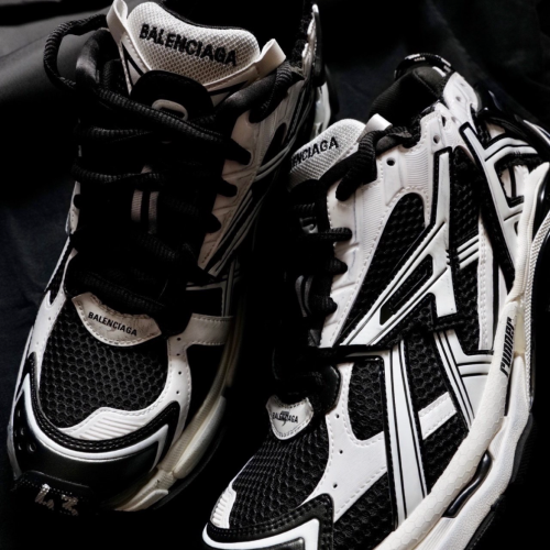 EM Sneakers Balenciaga Runner Black White review 