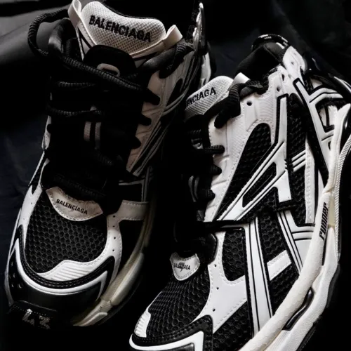 EM Sneakers Balenciaga Runner Black White review 