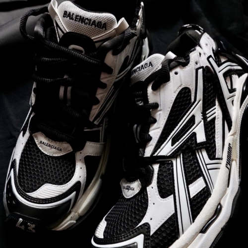 EM Sneakers Balenciaga Runner Black White reviewed by