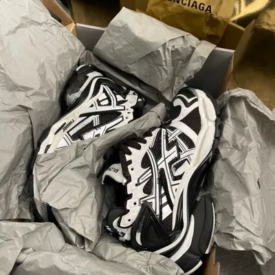 EM Sneakers Balenciaga Runner Black White review Kenneth Henderson