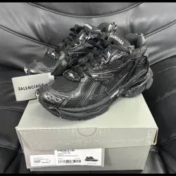 EM Sneakers Balenciaga Runner Black review sawyer lingo