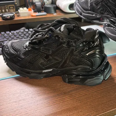 EM Sneakers Balenciaga Runner Black review Jamila Diallo