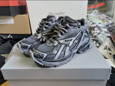 EM Sneakers Balenciaga Runner Dark Grey Black review Omar Ramos