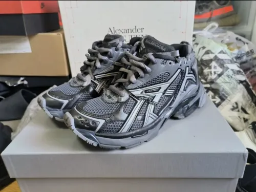 EM Sneakers Balenciaga Runner Dark Grey Black review 