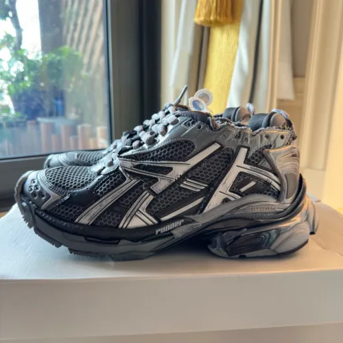 EM Sneakers Balenciaga Runner Dark Grey Black review 