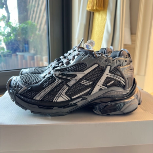 EM Sneakers Balenciaga Runner Dark Grey Black reviewed by