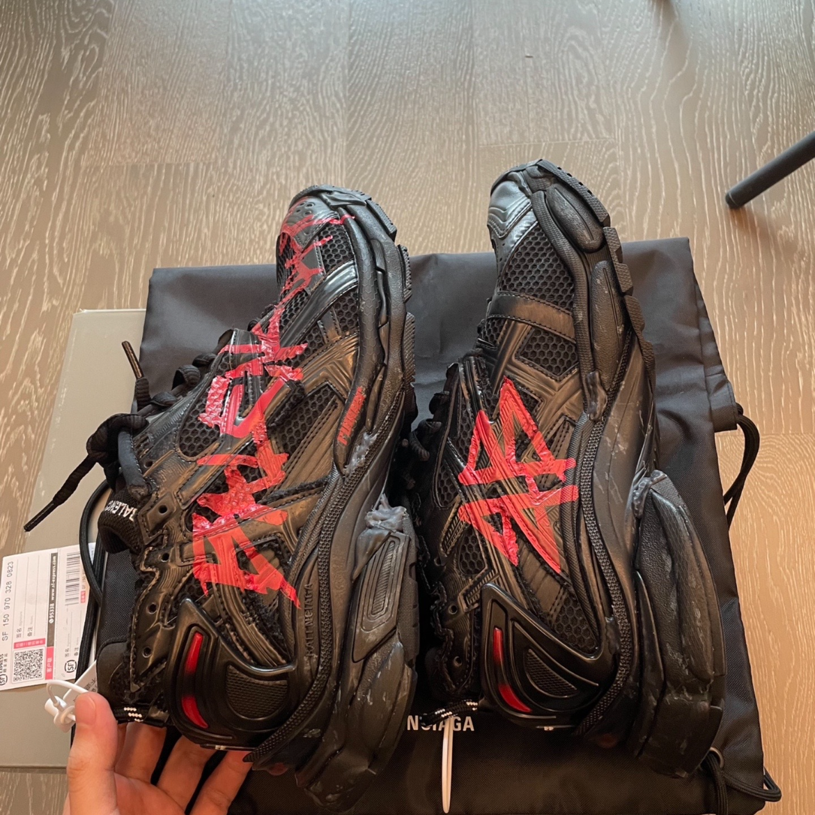 EM Sneakers Balenciaga Runner Red Characters review 1