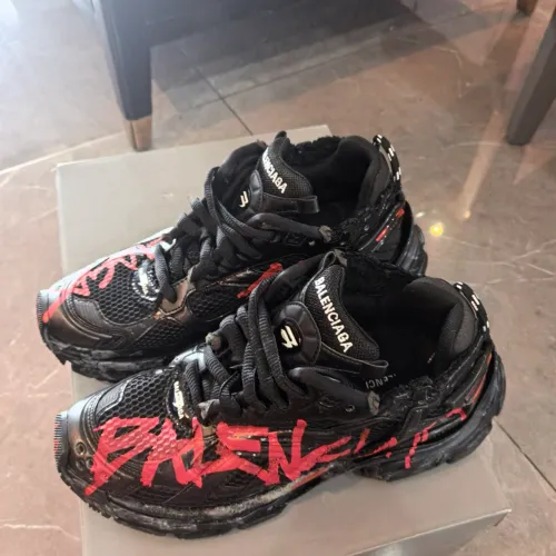 EM Sneakers Balenciaga Runner Red Characters review 