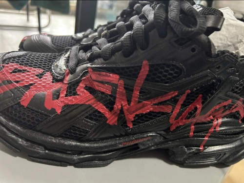 EM Sneakers Balenciaga Runner Red Characters reviewed by