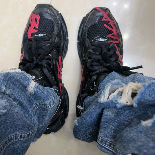 EM Sneakers Balenciaga Runner Red Characters reviewed by