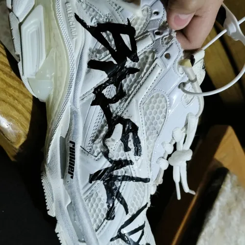 EM Sneakers Balenciaga Runner White and Black Characters review 